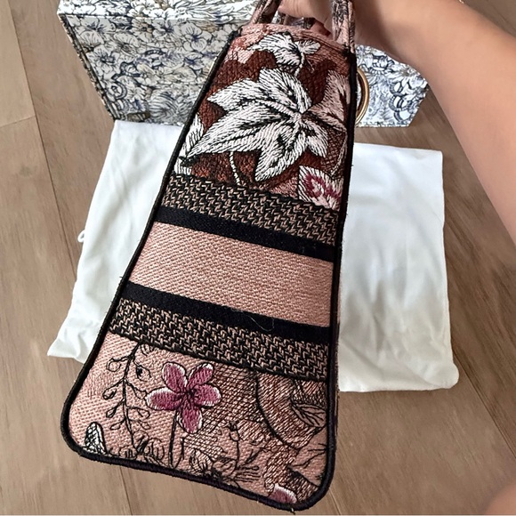 Dior Medium Lady D-Lite in Jardin Magique in Pink - Picture 4 of 16